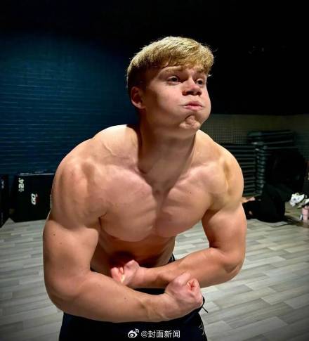 英国14岁男孩酷爱健身成肌肉男 11岁时130斤被称“健身天才”