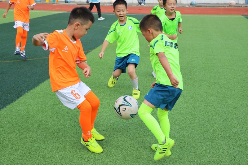 朝气满满迎, 场上积极拼, 每天午后 朝气满满迎, 场上积极拼, 每天午后