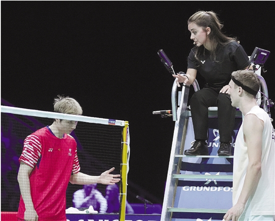 科世锦赛冠, 之前左右摆, 因为发球被